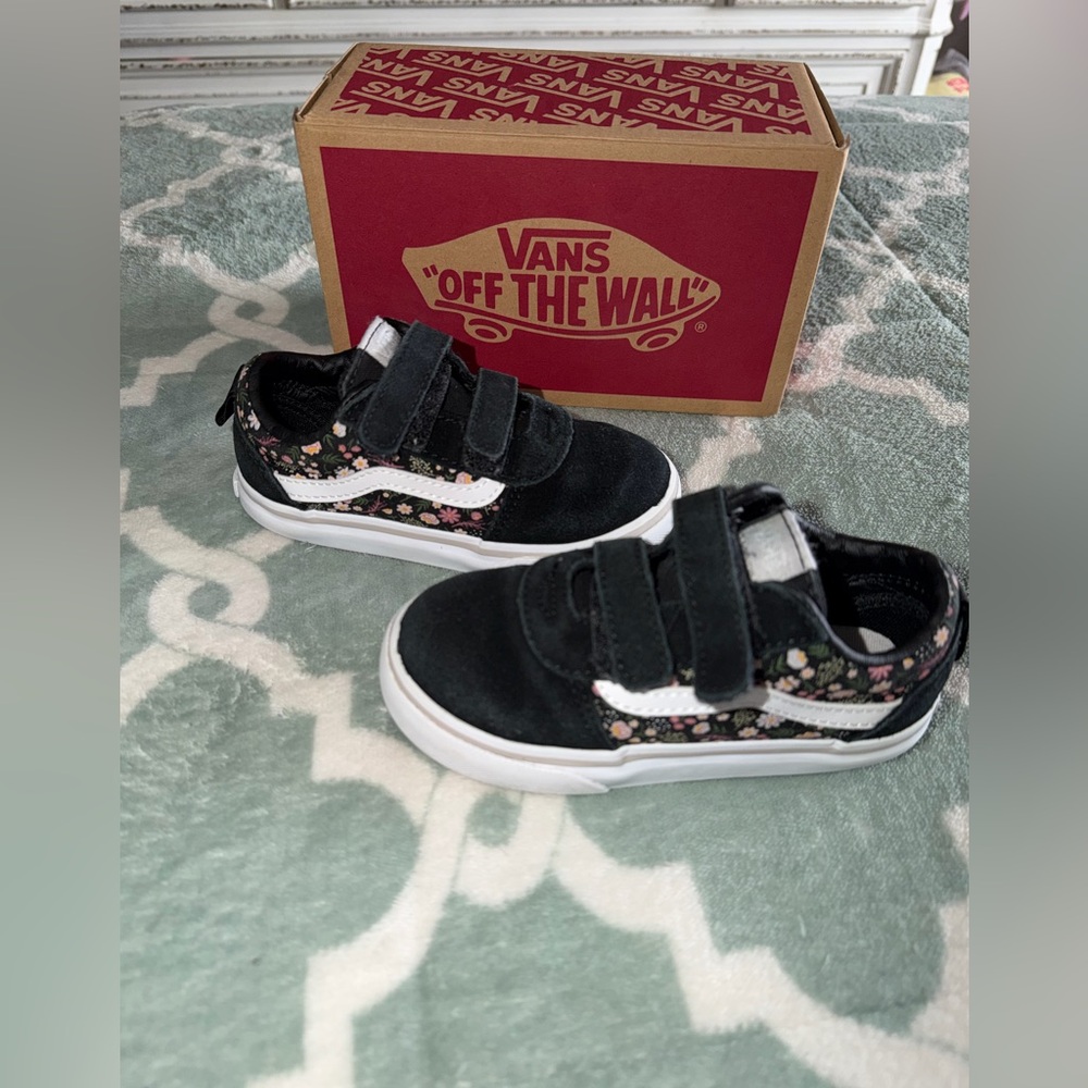 Vans Kids Black Floral Old Skool Velcro Sneakers with White Stripe